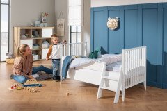 Felie von Paidi - weißes Babybett mit umlaufenden Gitterseiten