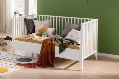 Felie von Paidi - weißes Babybett mit umlaufenden Gitterseiten