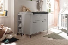 Olaf von Mäusbacher - moderne Babyzimmer-Einrichtung grau matt